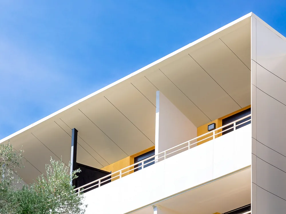 Cannes Horizon livrée — angle de toiture