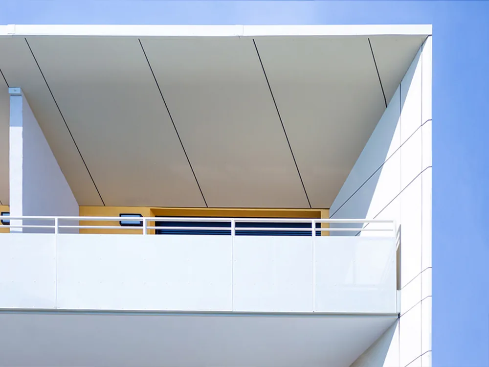 Cannes Horizon livrée — balcon et casquette