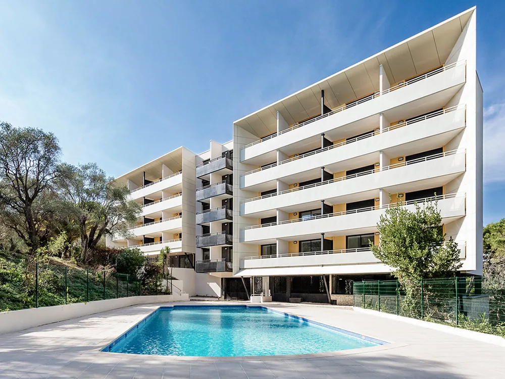 Cannes Horizon livrée — façade sur piscine
