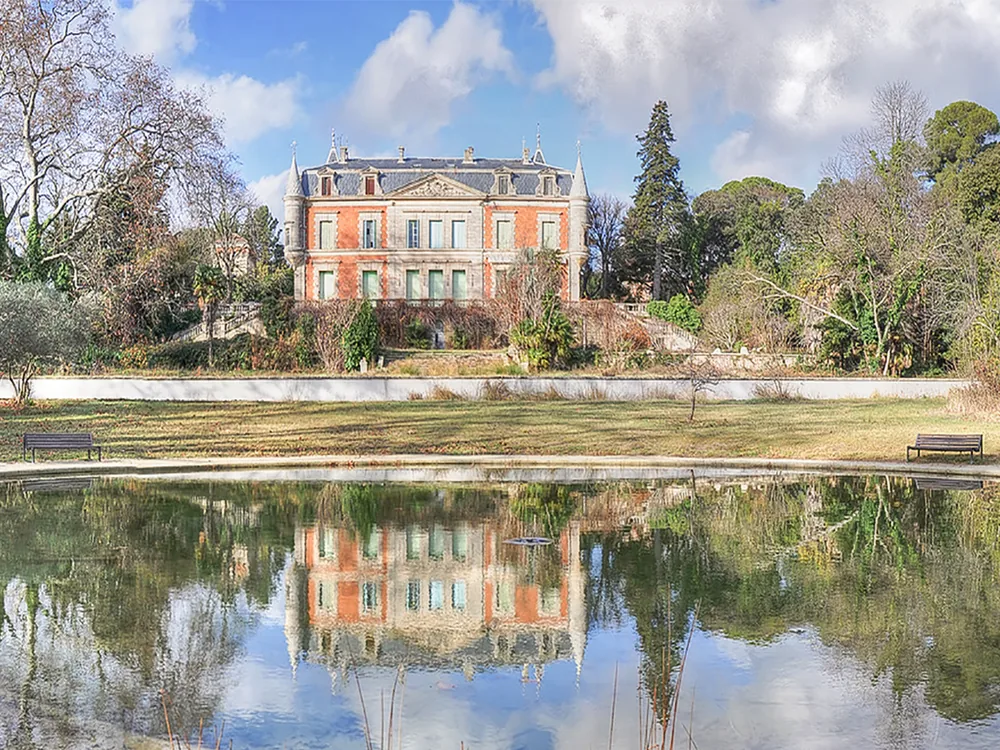 Le château Bon vu depuis le bassin du parc Font-Colombe