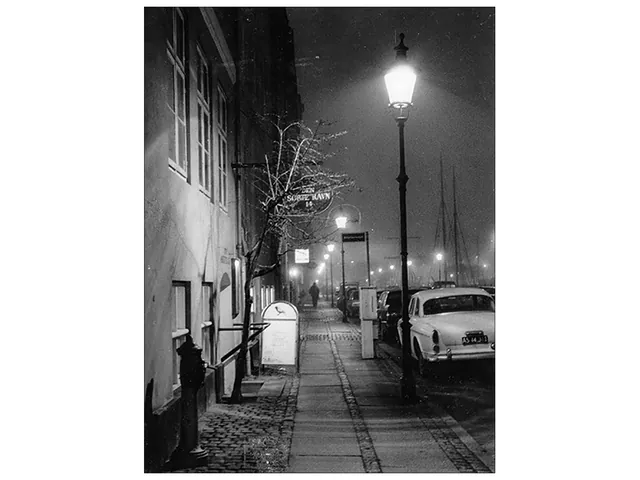 Nuit sur le port, Copenhague, photographie argentique noir et blanc, prise et tirée en laboratoire par Julien BERKOVIC