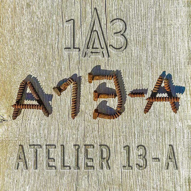 Logotype Atelier 13-A composé de vis et boulons sur bois brut